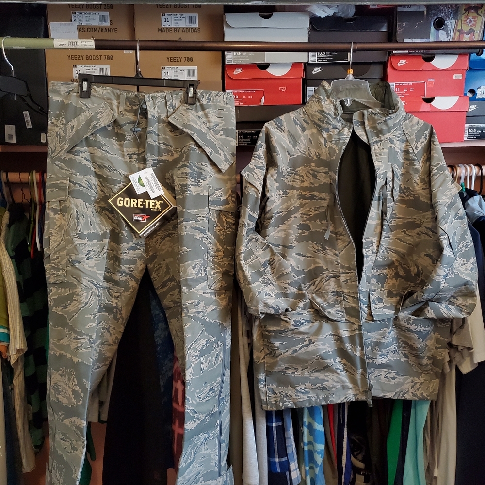 New with tag authentic military Gore-Tex two-piece